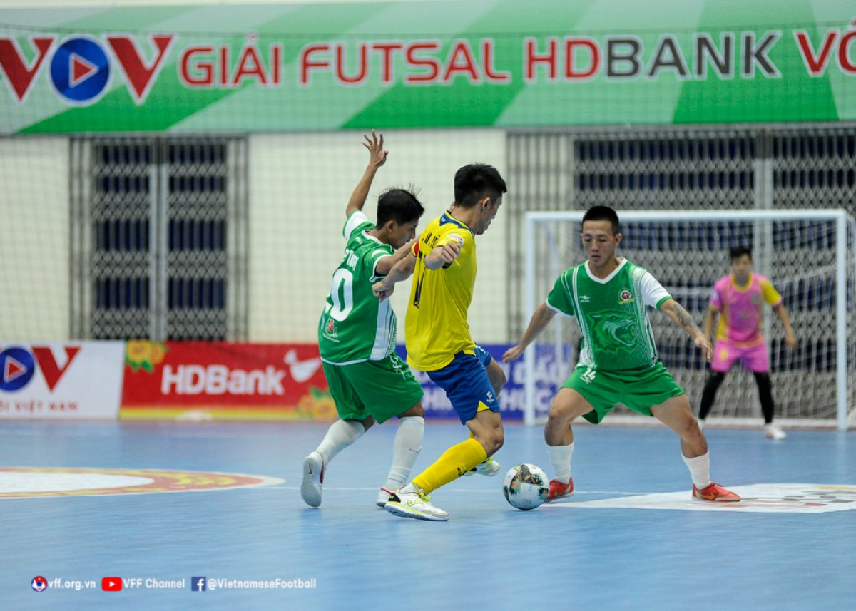 Cao Bằng (vàng) rơi điểm đáng tiếc khi để Sài Gòn FC gỡ hòa ở những giây cuối cùng