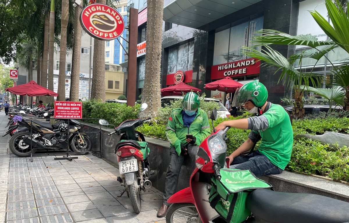 Tài xế mỏi mòn chờ khách
