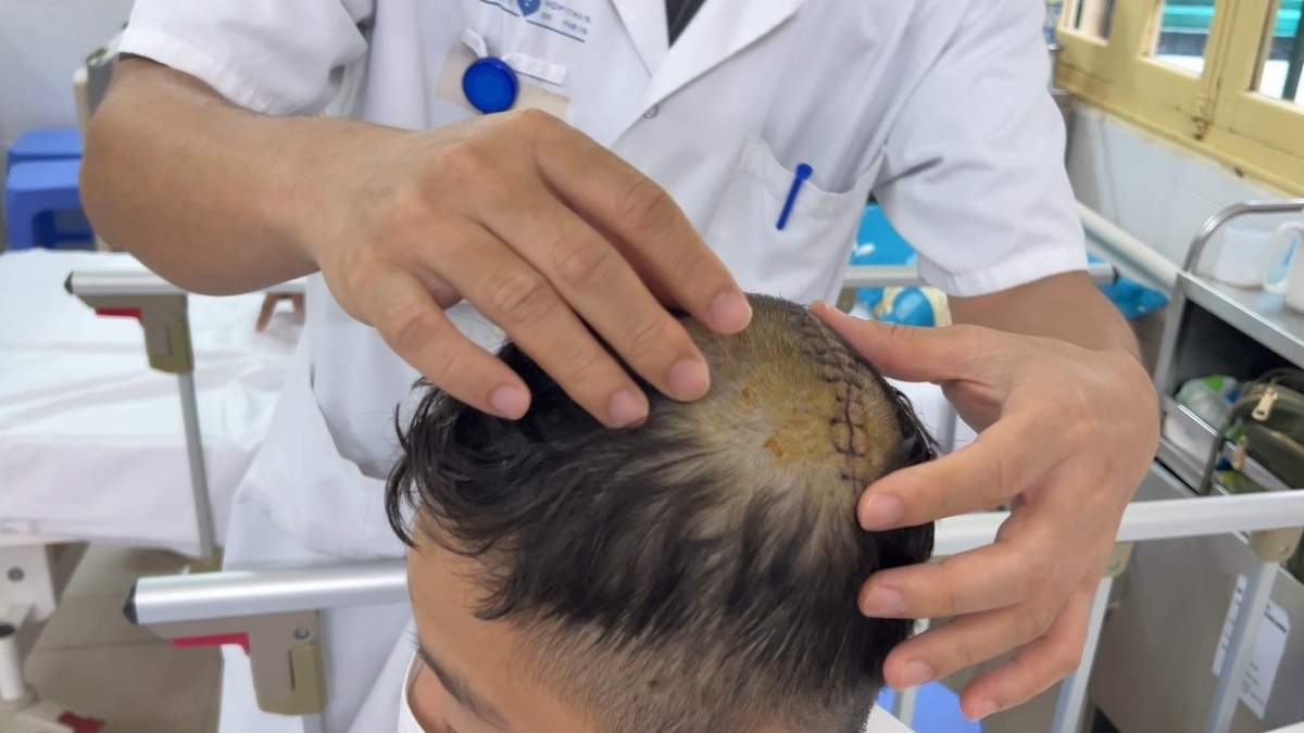 BS Trần Đình Văn kiểm tra vết mổ