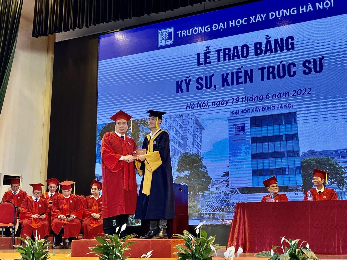 PGS.TS Phạm Xuân Anh - Phó hiệu trưởng trường ĐH Xây dựng Hà Nội trao bằng cho tân kỹ sư