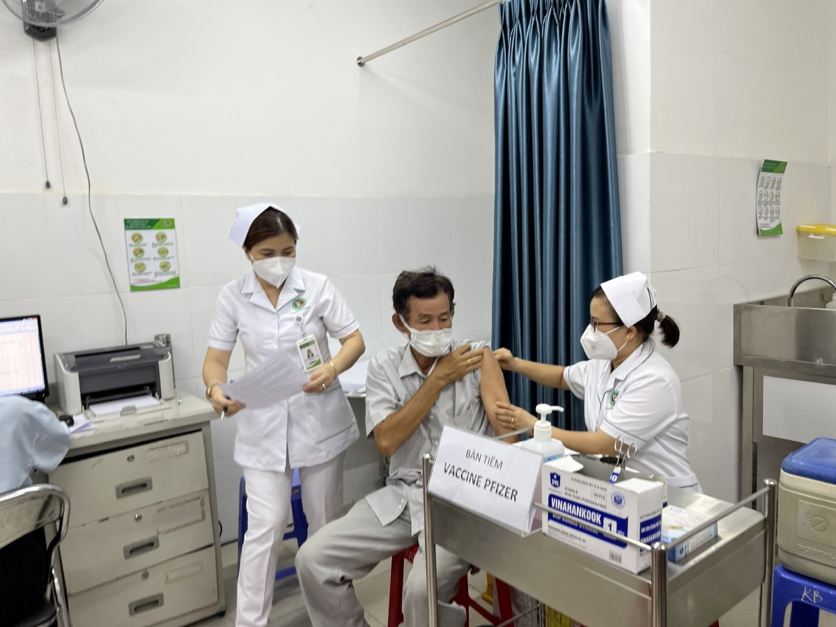 Tuyên truyền, vận động các nhóm nguy cơ đi tiêm mũi 4 vaccine phòng Covid-19