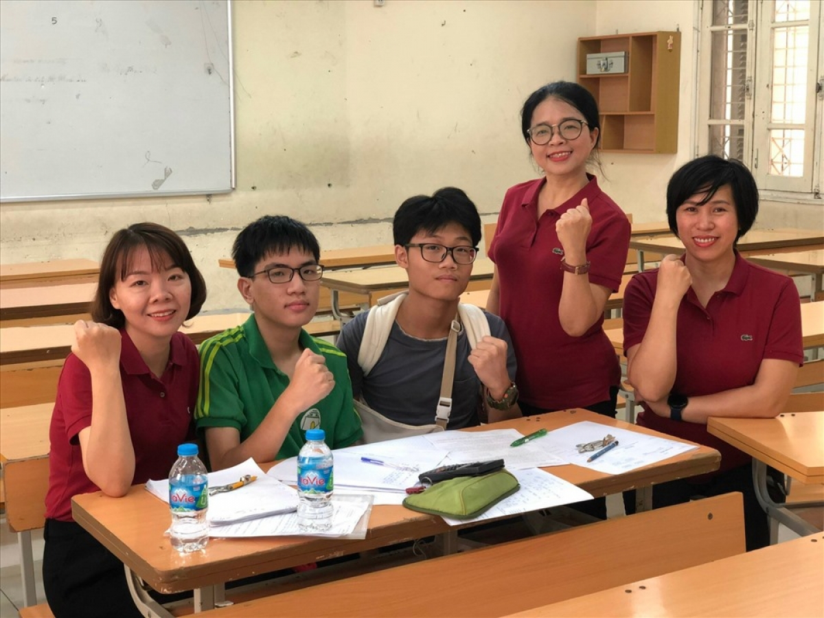"Minh không may mắn bị gãy tay nhưng may mắn hơn là thử thách này con không đơn độc" - Cô Phạm Thị Hương Giang, Hiệu trưởng Trường THCS Nguyễn Tri Phương