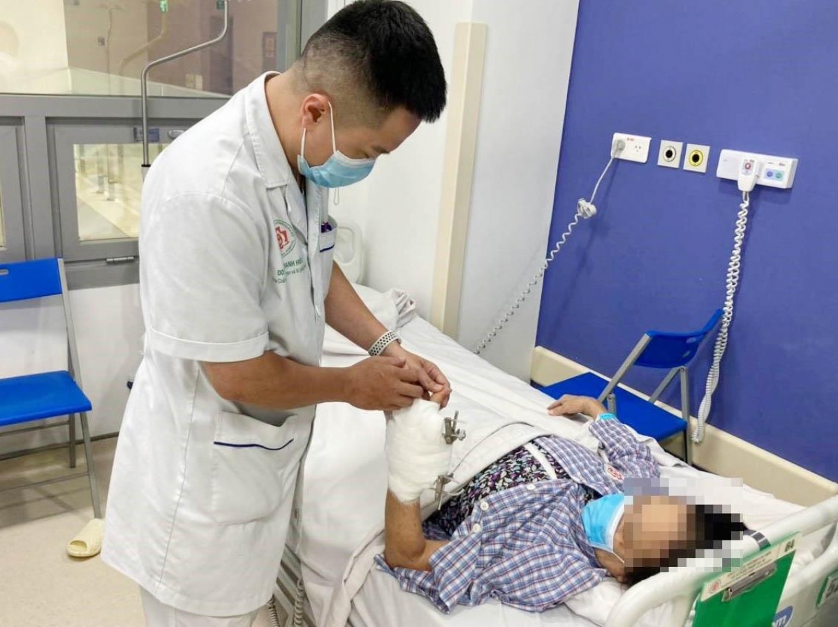Chăm sóc vết thương cho người bệnh bị biến chứng bàn tay do tiêm thuốc giảm đau điều trị đau khớp