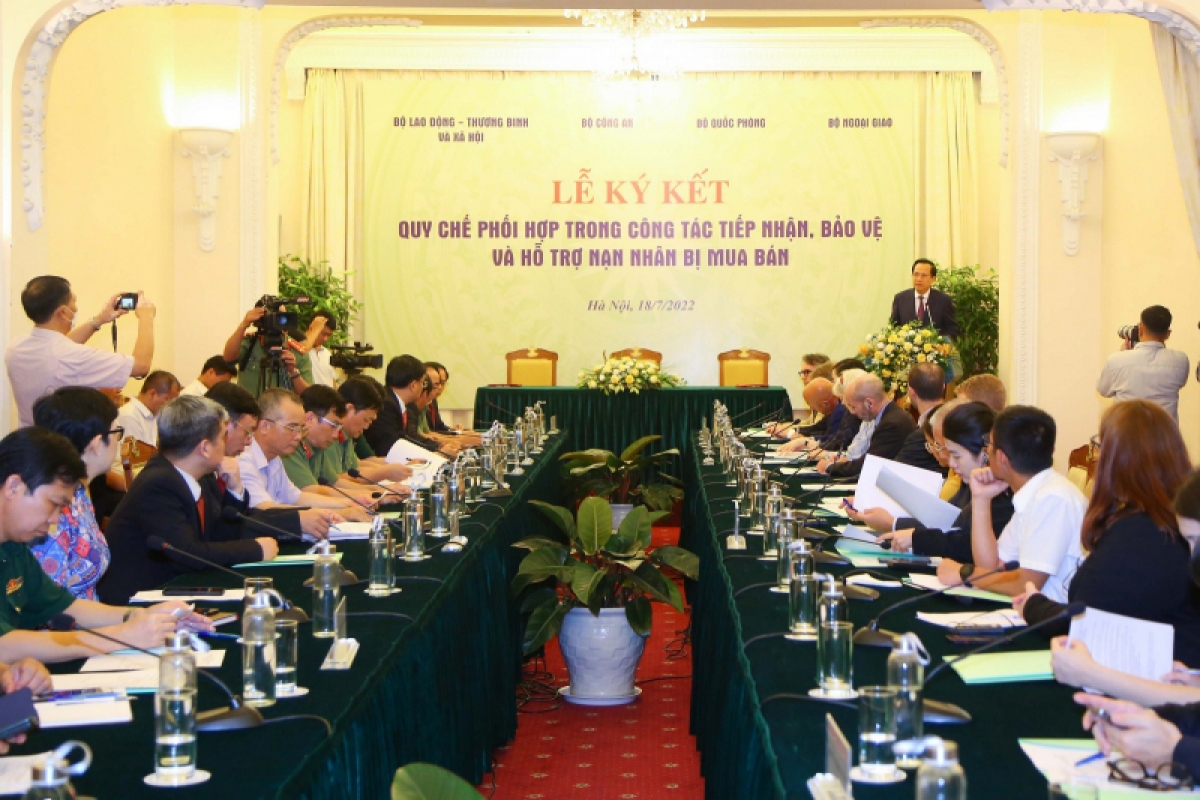Các đại biểu trong và ngoài nước tham gia buổi lễ ký kết