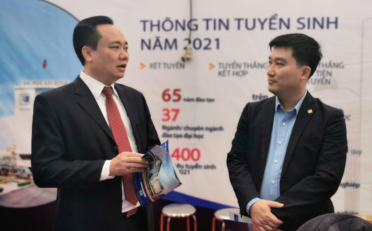 PGS.TS Phạm Xuân Anh (trái)- Phó Hiệu trưởng trường Đại học Xây dựng Hà Nội trực tiếp tư vấn tuyển sinh trên sóng VOV2 - Đài TNVN ngày 15/7/2022