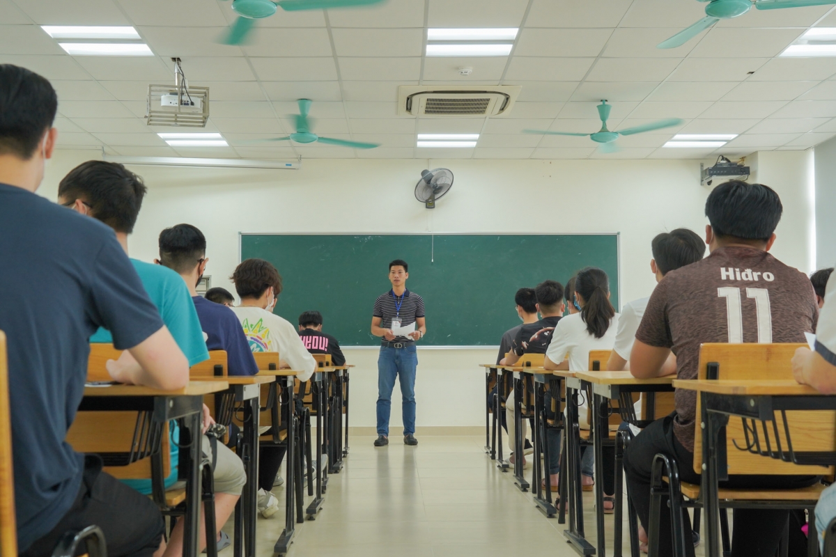 Thí sinh được phổ biến quy chế thi, biết được vật dụng nào được phép mang vào phòng thi, giảm thiểu việc ùn ứ các vật dụng thí sinh để ở ngoài phòng thi...
 