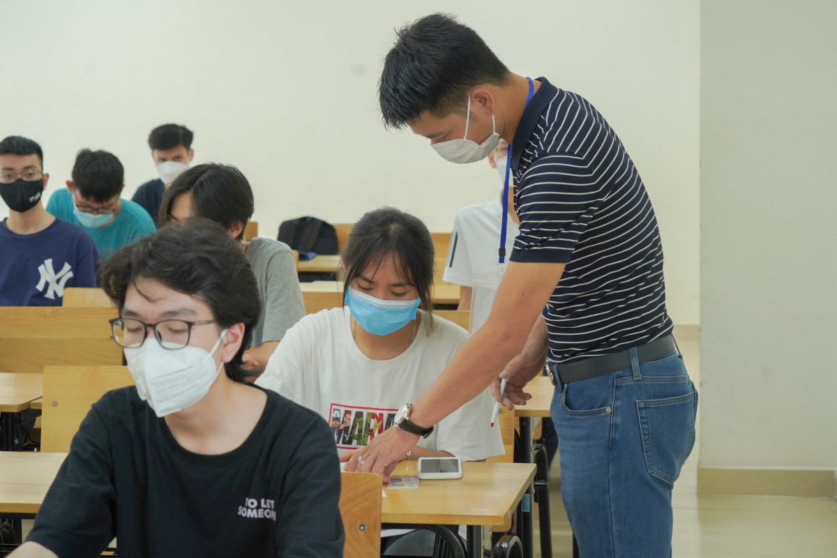 Cán bộ coi thi giúp thí sinh chỉnh sửa, bổ sung lại thông tin
 