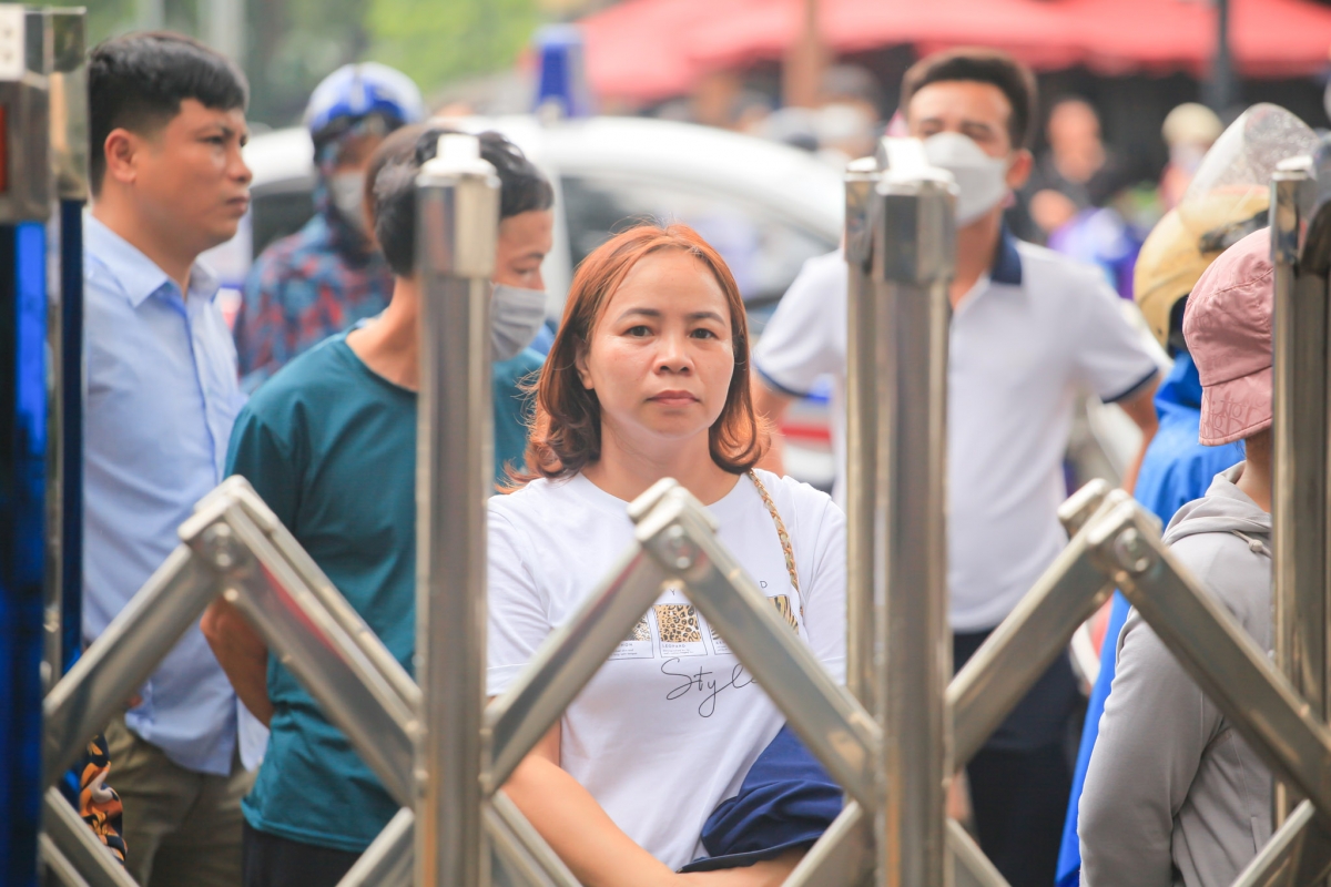 Hình ảnh quen thuộc bên ngoài phòng thi- các phụ huynh chờ con
 