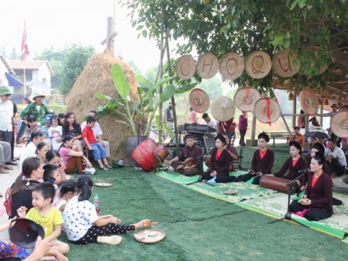 Thưởng thức và giao lưu văn nghệ                             Ảnh: langvanhoa.com.vn