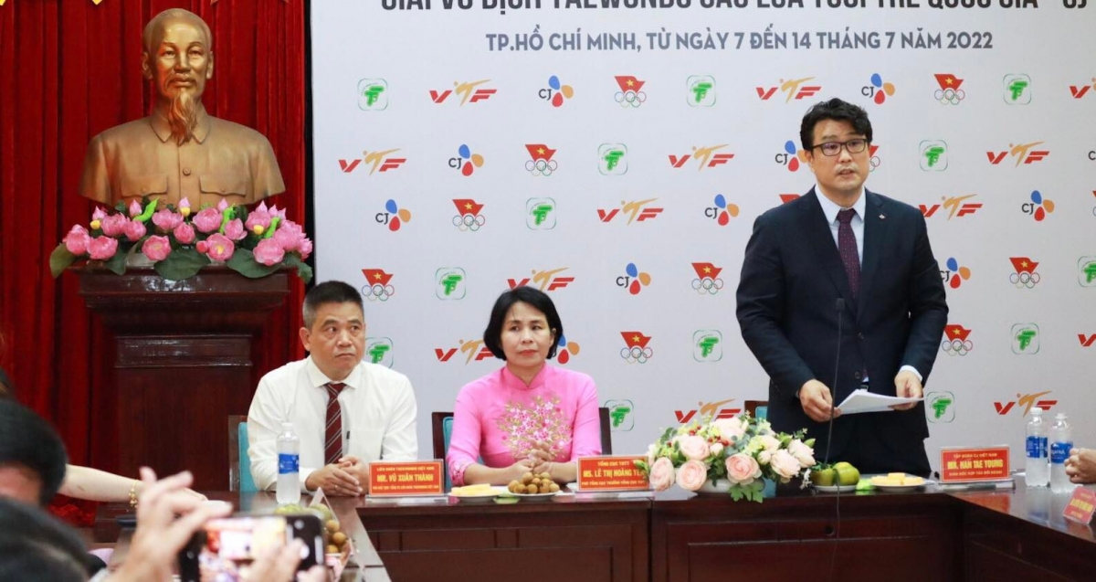 Đại diện nhà tài trợ tập đoàn CJ (phải) phát biểu tại buổi họp báo