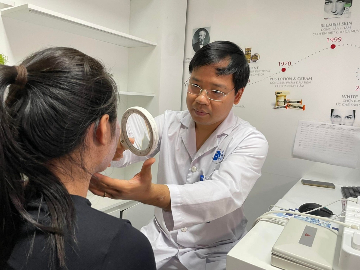 BSCKII Nguyễn Tiến Thành thăm khám cho bệnh nhân.