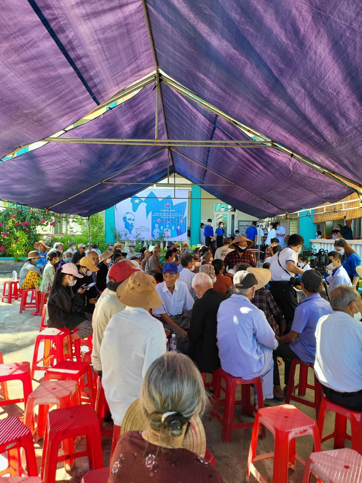 Nhiều bà mẹ VN anh hùng, thương bệnh binh và công nhân viên chức
đến khám chữa bệnh