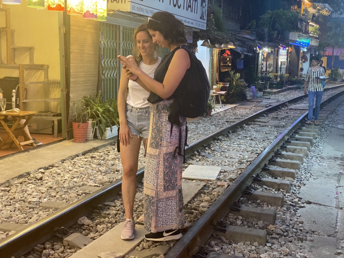 Thông tin về giờ tàu sẽ chạy qua đoạn đường này nhiều người cũng không nắm rõ, thậm chí còn chủ quan cho rằng mỗi khi tàu qua sẽ có tiếng còi to nên mọi người đều có thể tránh được.