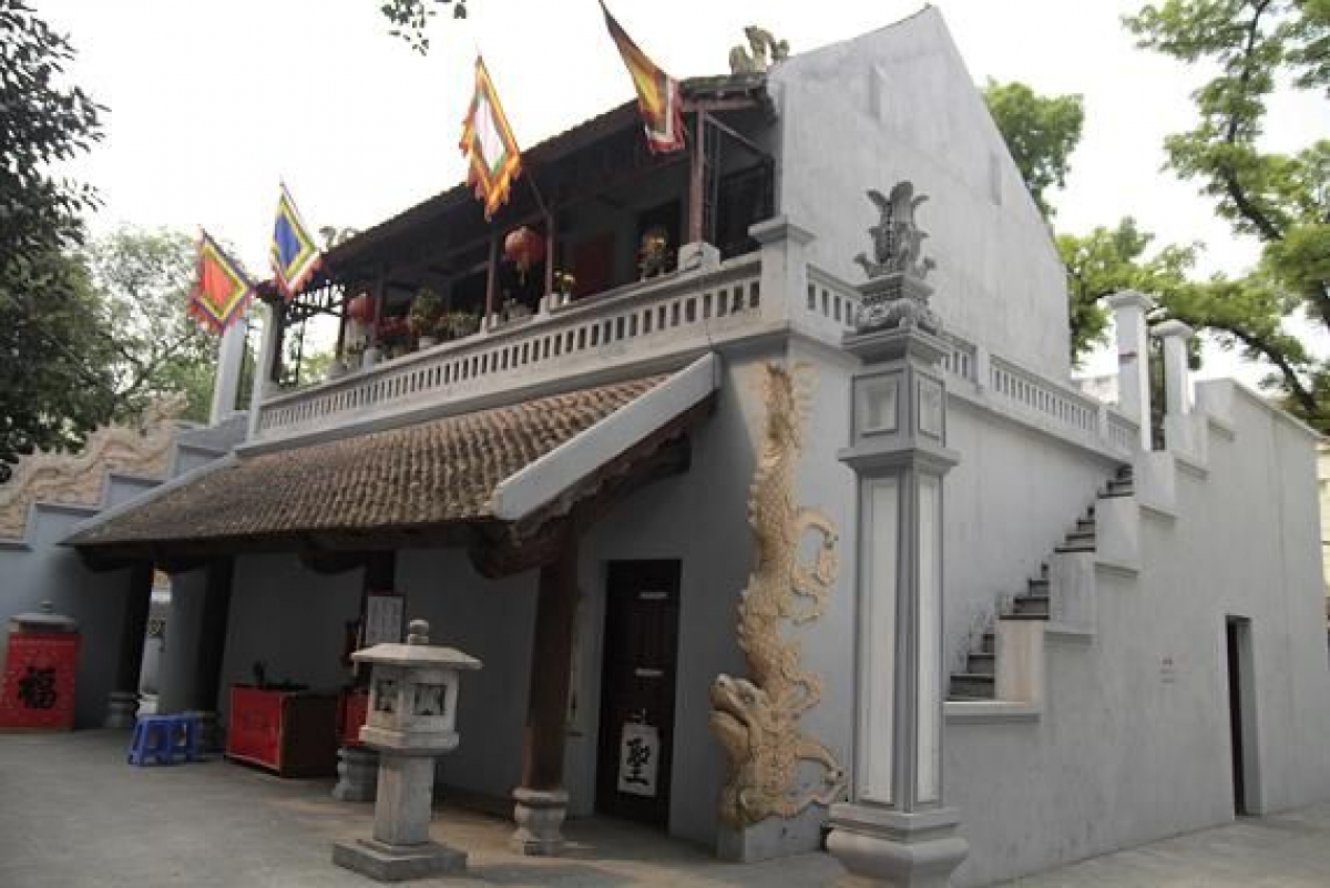 Hai lối lên xuống của đình Nam Hương