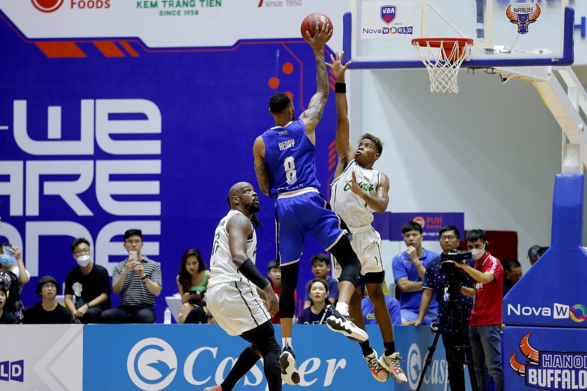 Henry (8) - Trung phong Hanoi Buffaloes có trận đấu hay nhất ở VBA 2022
