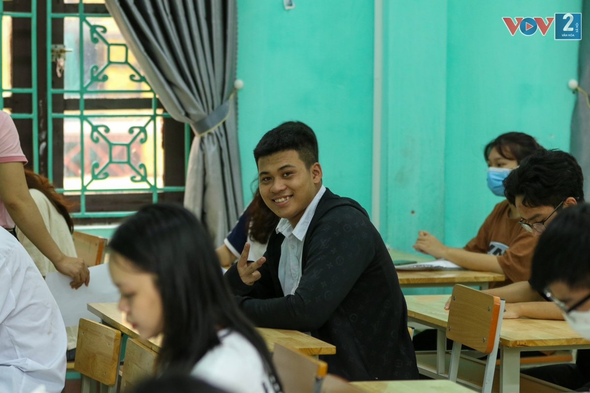 Thí sinh tại điểm thi trường THPT A Phủ Lý (Hà Nam) có tâm trạng thoải mái trước kỳ thi.