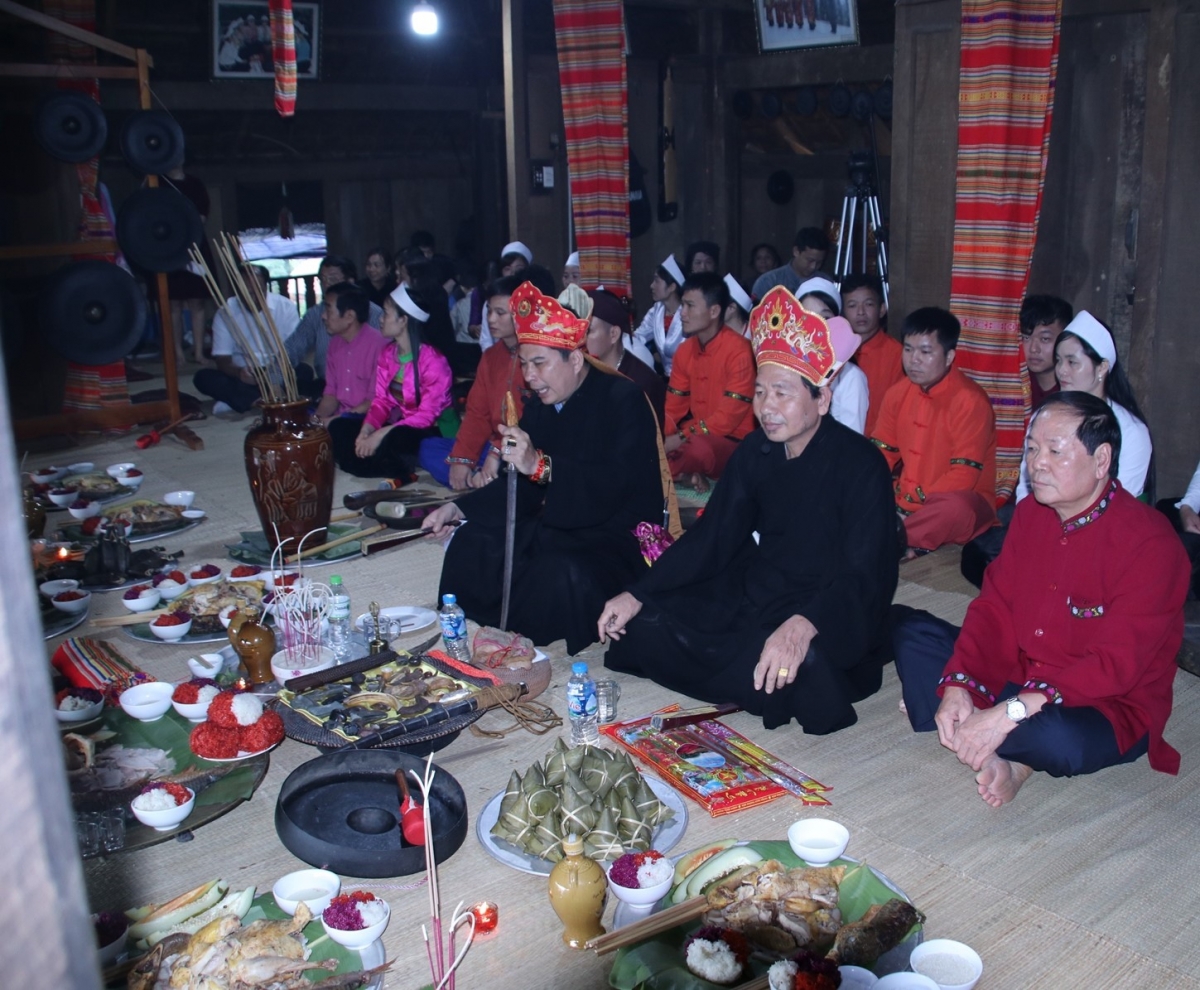 Thầy Mo Nghệ nhân ưu tú Bùi Văn Minh - xã Văn Sơn, huyện Lạc Sơn, tỉnh Hòa Bình (bên trái) và nghệ nhân Bùi Văn Hải - xã Xuân Hóa, huyện Lạc Sơn, tỉnh Hòa Bình (bên phải) thực hiện nghi lễ