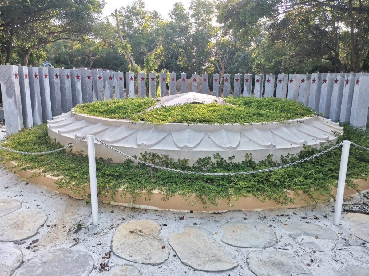 Khu mộ tập thể 33 liệt sỹ