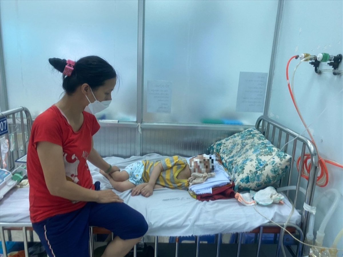 Cha mẹ cần theo dõi kỹ các dấu hiệu khi con bị Covid-19 để kịp thời đưa đi khám và điều trị, tránh biến chứng nặng