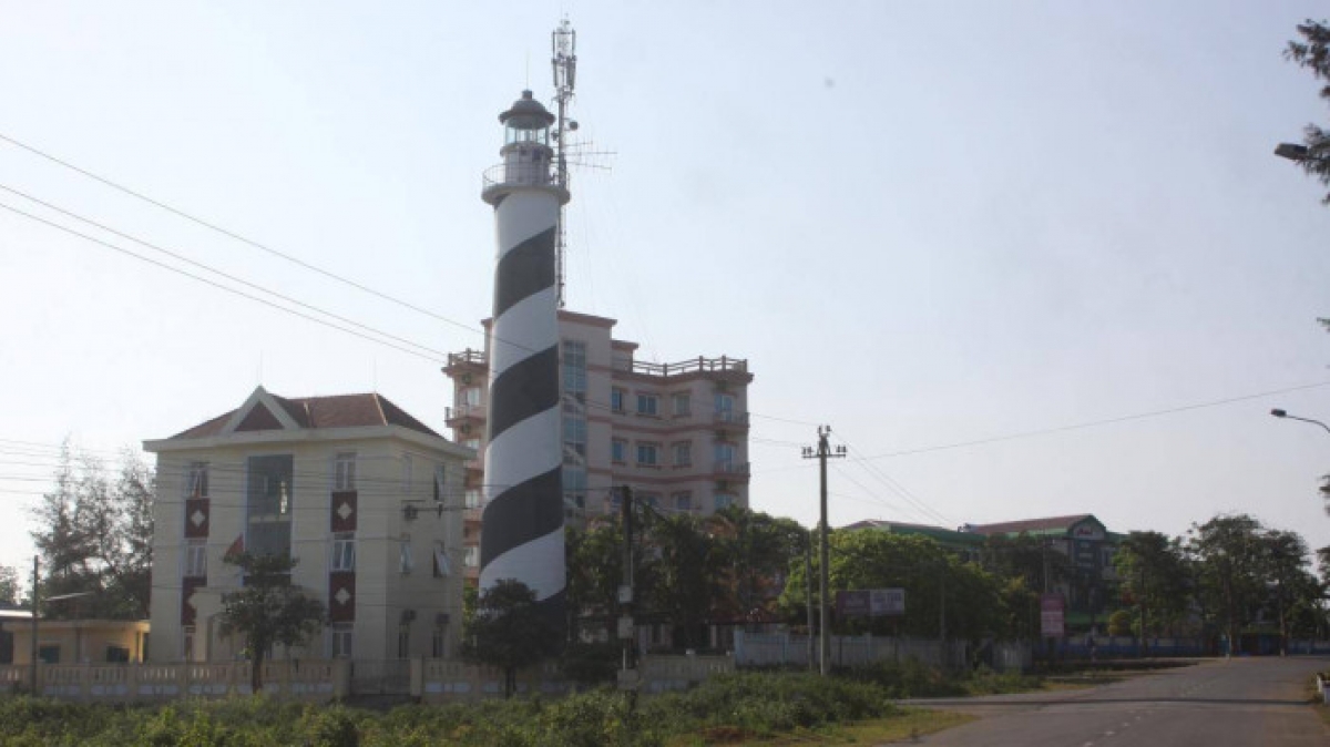 Ngọn hải đăng Cửa Tùng - chứng nhân lịch sự một thời bị chiến tranh tàn phá nay được xây dựng mới, khang trang và đẹp đẽ.