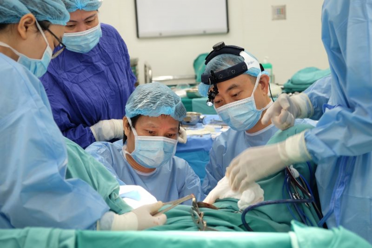 Ekip thực hiện cuộc phẫu thuật tạo hình trả lại giới tính thật cho bệnh nhân