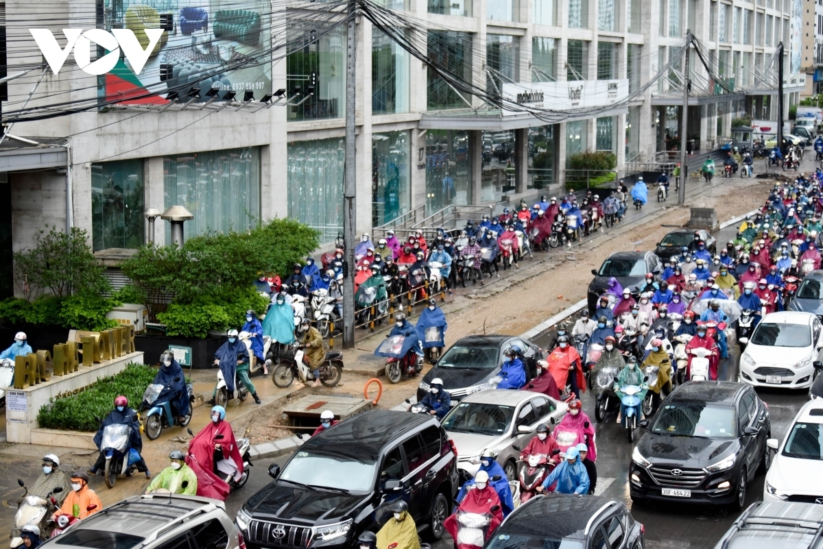 Do phải dành riêng một làn để cho xe buýt BRT ưu tiên lưu thông nên tuyến đường Giảng Võ-Láng Hạ-Lê Văn Lương-Tố Hữu luôn trong tình trạng kẹt xe, người đi xe máy phải trèo lên vỉa hè để đi như thế này.