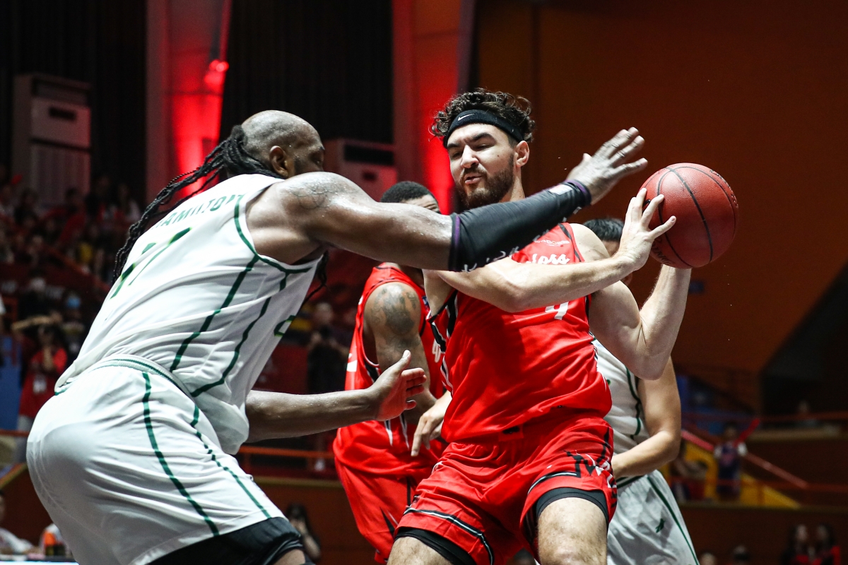Clayton Guillozet (áo đỏ) góp công lớn trong chiến thắng của Thang Long Warriors