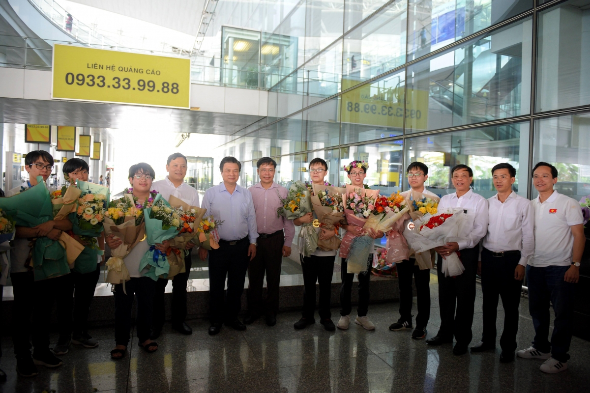 Đội tuyển Toán học quốc tế chụp ảnh lưu niệm tại sân bay