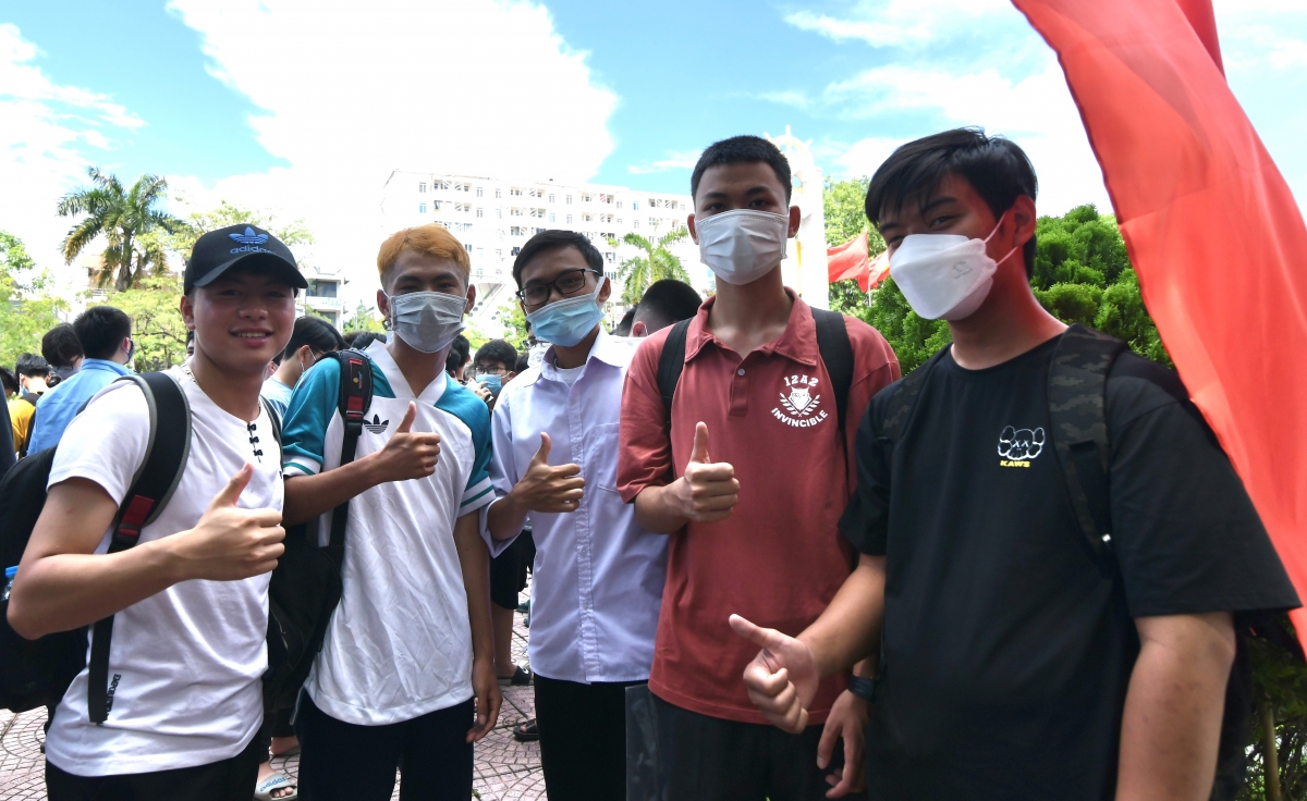 Thí sinh tự tin trước khi làm bài thi vào sáng 15/7