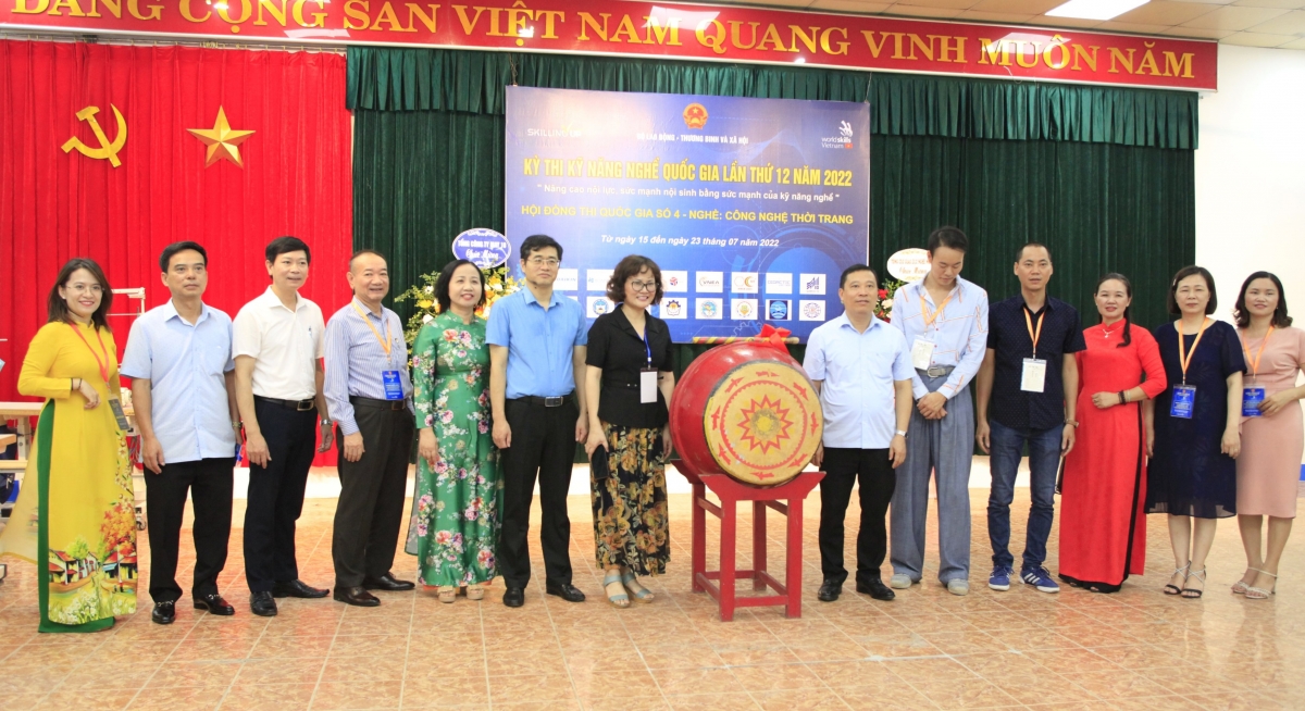 PGS.TS Nguyễn Thị Việt Hương (Phó Tổng cục trưởng Tổng cục Giáo dục nghề nghiệp, Bộ LĐ-TB-XH); Ông Thân Đức Việt, Tổng Giám đốc Tổng Công ty May 10 khai mạc Kỳ thi kỹ năng nghề quốc gia lần thứ 12 năm 2022 - nghề Công nghệ thời trang.