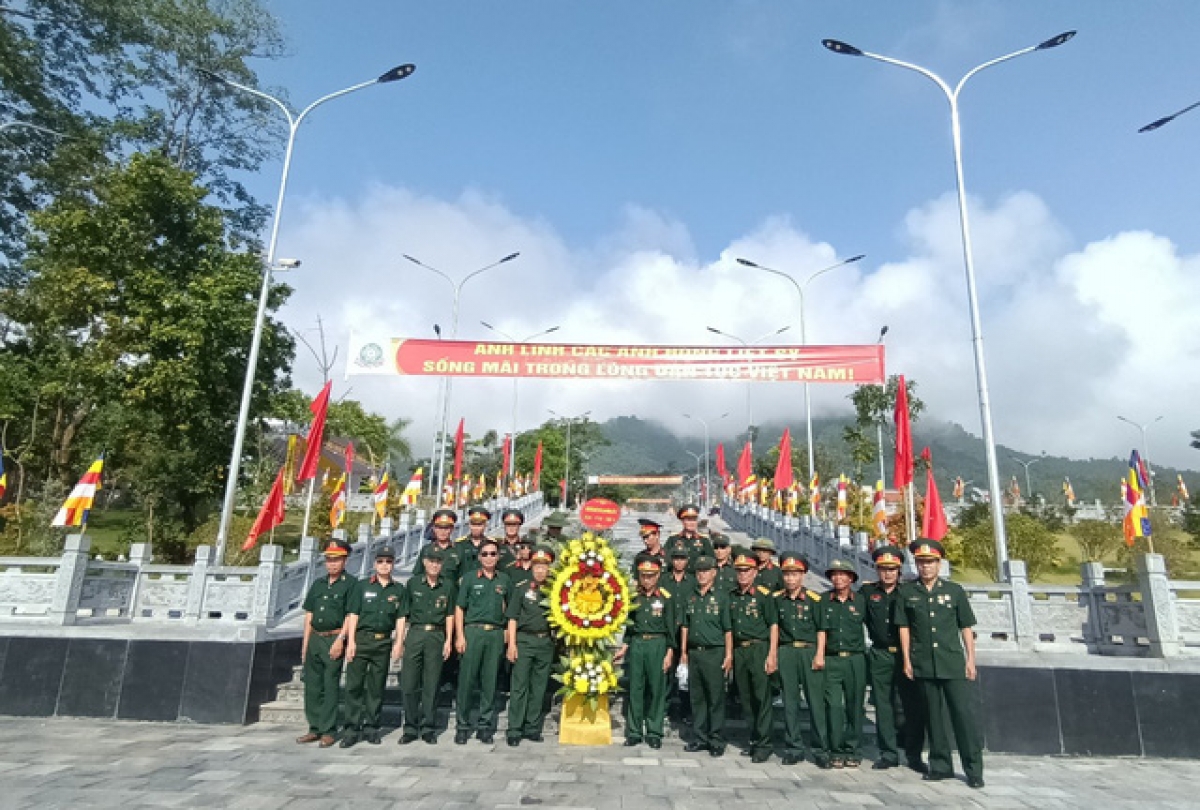 Các cựu chiến binh thăm lại đồng đội tại Nghĩa trang Liệt sỹ quốc gia Vị Xuyên