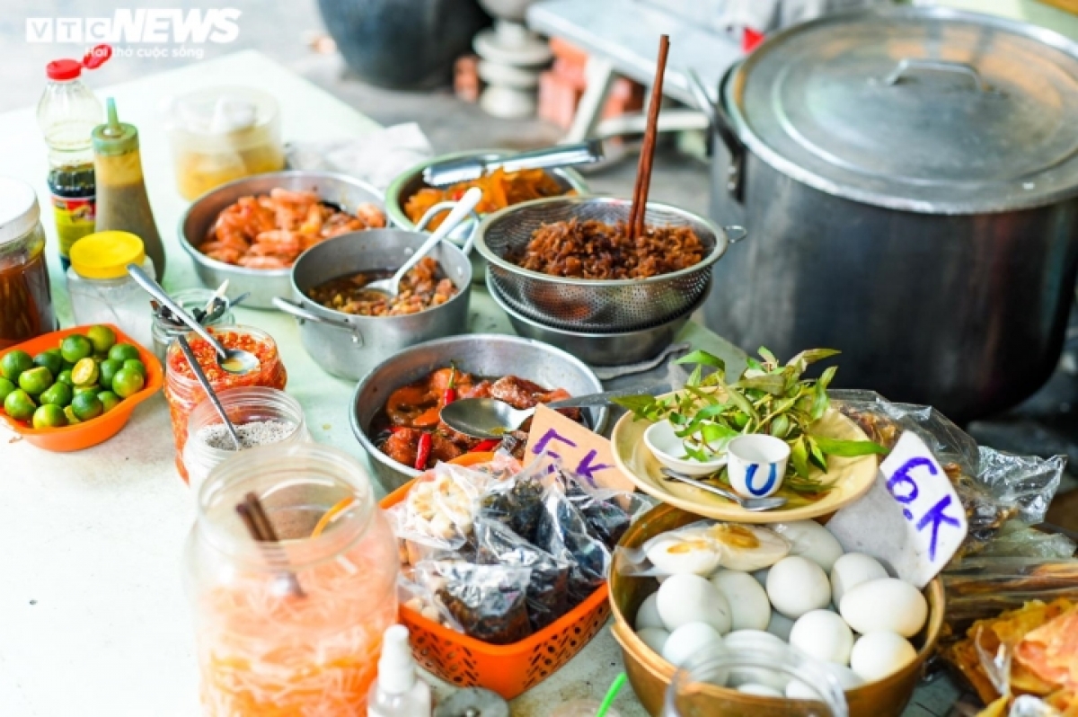 Ngoài cháo, quán có các món ăn kèm như hột vịt muối, dưa cải muối, tép riu, kho quẹt... có giá từ 2.000 - 10.000 đồng.