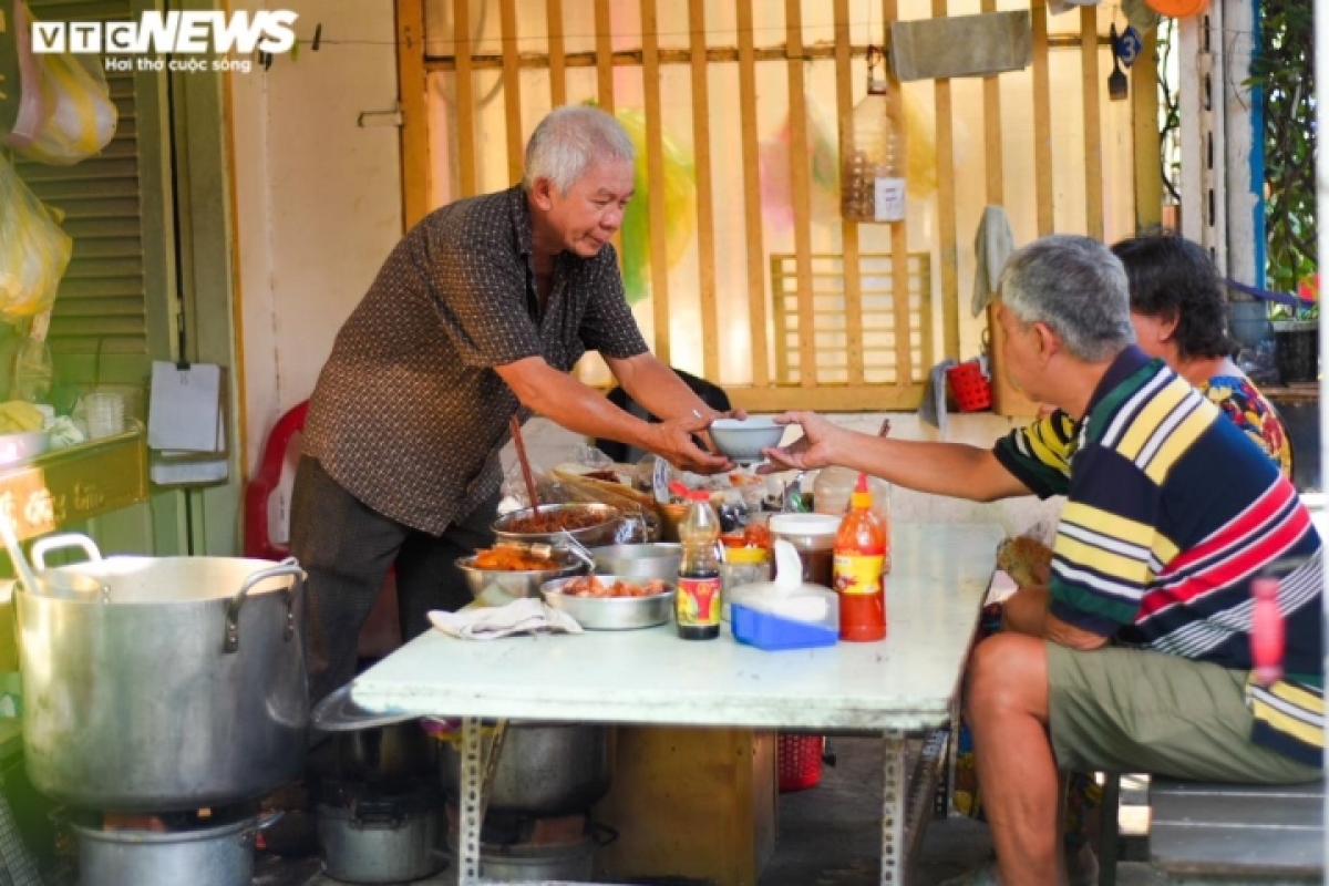 Khách từ mọi nơi tìm về quán cháo "Về đây em" rất đông, không kể giàu nghèo, bình dân hay sang trọng, vợ chồng ông Minh đều phục vụ tận tình.