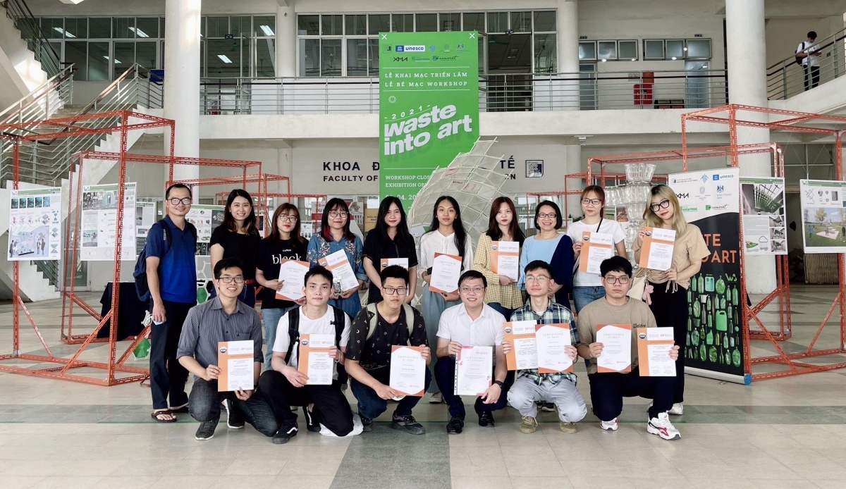 Sinh viên trường ĐH Xây dựng tham gia khóa đào tạo ngắn hạn tư duy lãnh đạo quốc tế tại Singapore