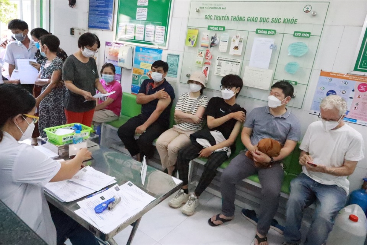 Người dân TP.HCM xếp hàng tiêm vaccine Covid-19