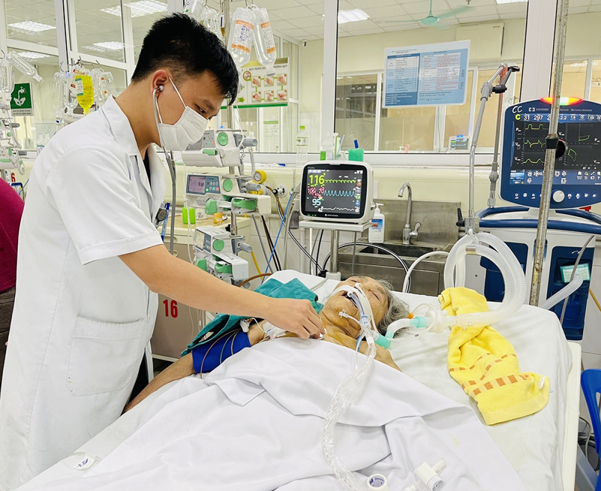 Bác sĩ Bệnh viện Bệnh Nhiệt đới Trung ương khám cho bệnh nhân mắc cúm A nặng ở Hà Nội.