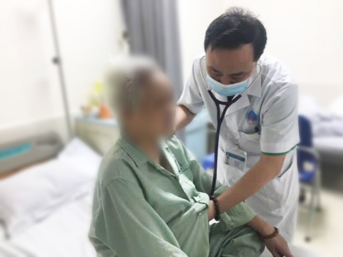 BS Bùi Long khám cho người bệnh điều trị hậu Covid-19