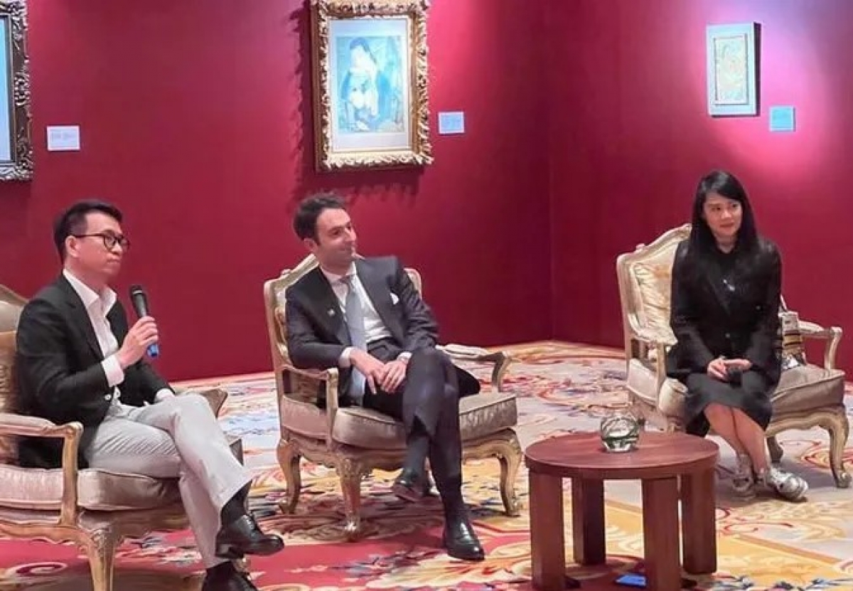Nhà nghiên cứu nghệ thuật độc lập Ace Lê (bìa trái) cùng đại diện hãng đấu giá Sotheby’s chia sẻ trong triển lãm.