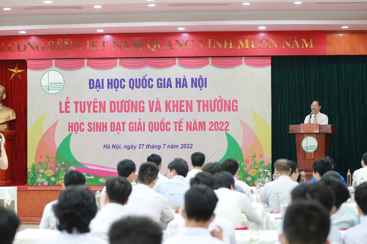 PGSTS Vũ Hoàng Linh Hiệu trưởng trường ĐHKHTN ĐHQG HN phát biểu 