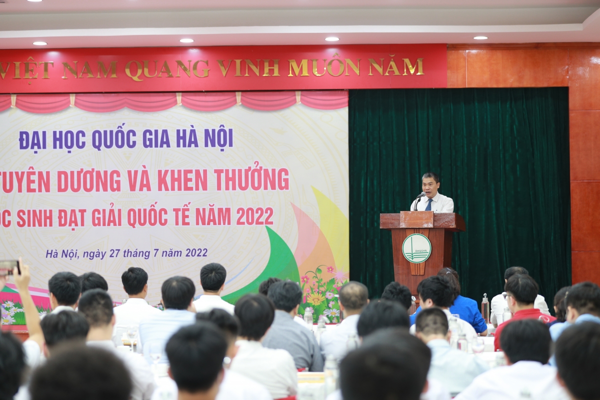 Ông Lê Công Lợi Hiệu trường trường THPT chuyên KHTN phát biểu 