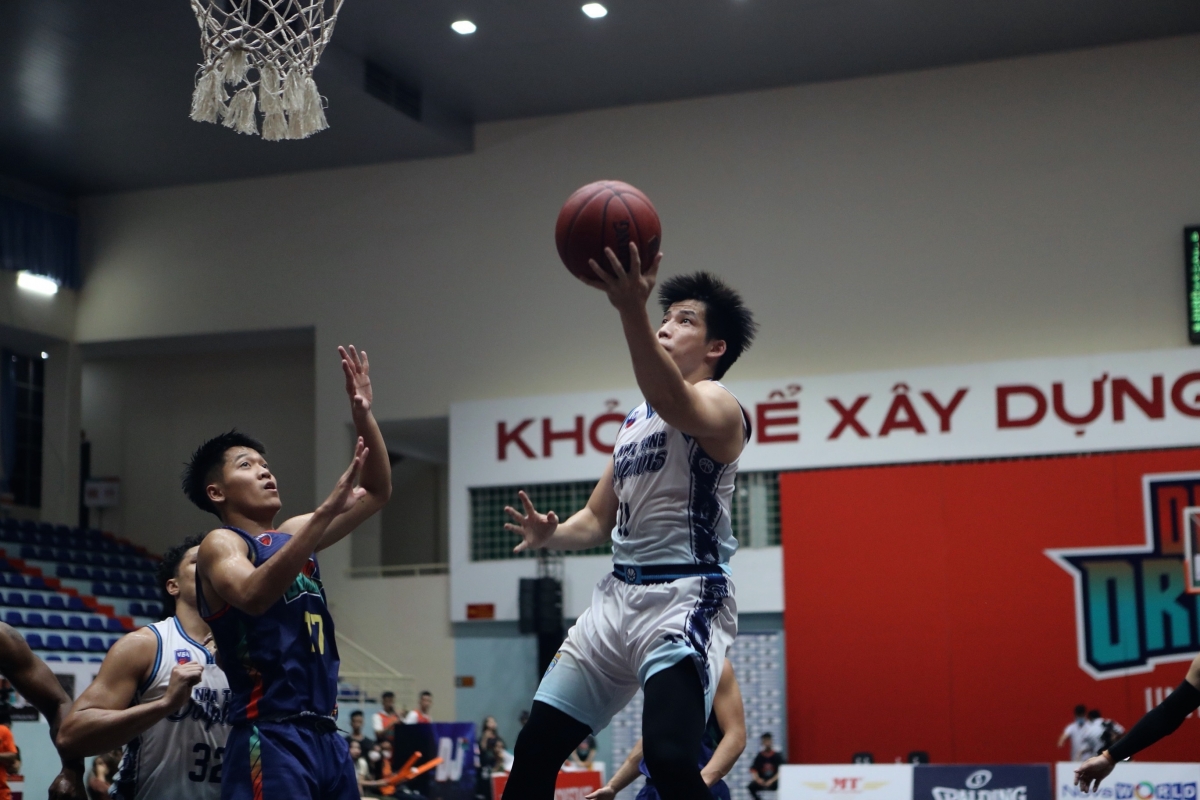 Nguyễn Thành Đạt giúp Dolphins dẫn trước Dragons 55-40 