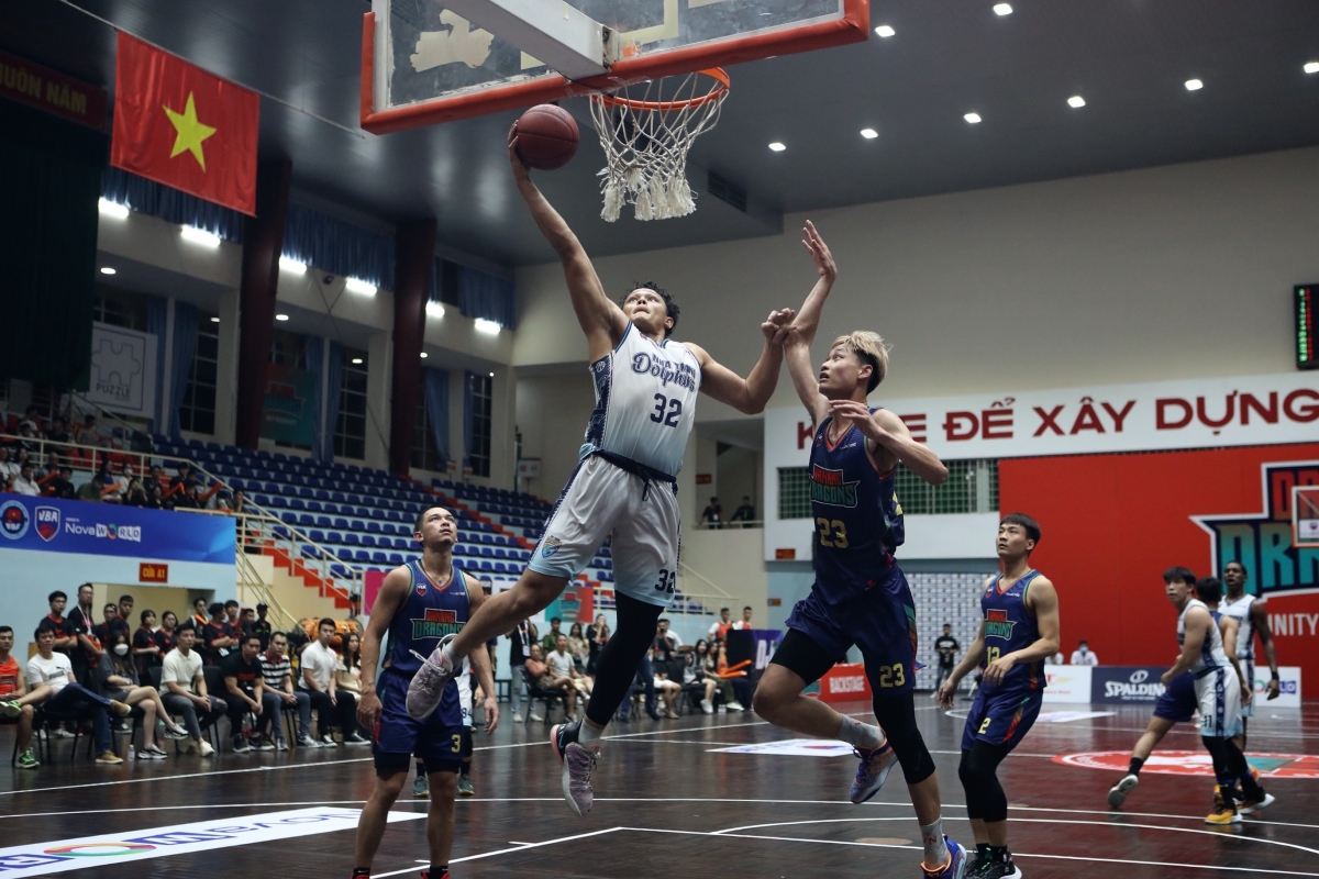 Dominique Tham (32) trong một pha lên rổ