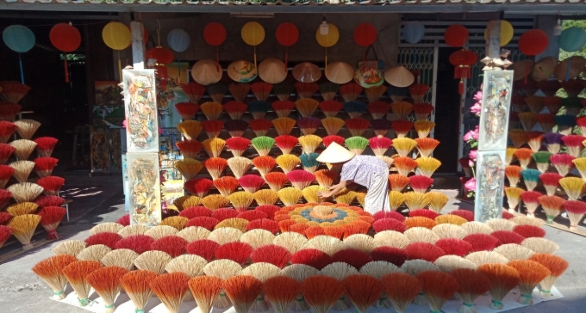 Hàng bán hương và đồ lưu niệm của mệ Tuyết ở làng Thủy Xuân
