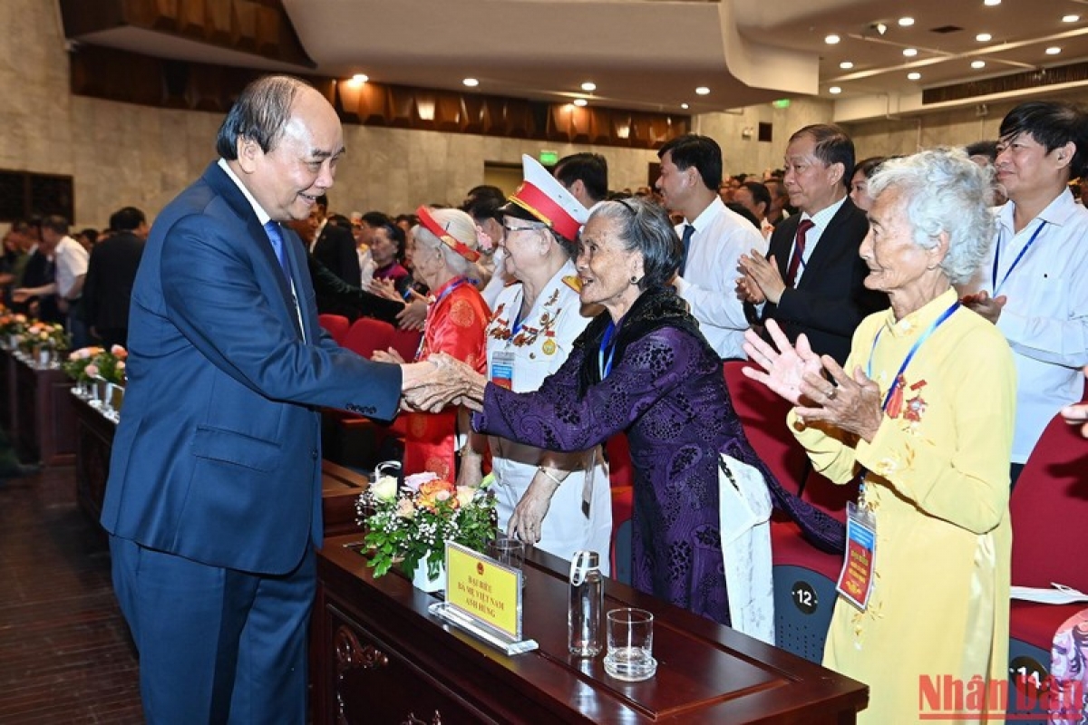 Chủ tịch nước Nguyễn Xuân Phúc với các Mẹ Việt Nam Anh hùng tại Lễ kỷ niệm