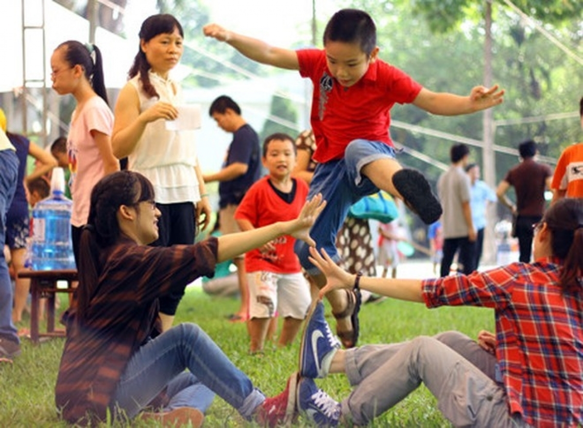 Cùng nhau chơi các trò chơi dân gian                       Ảnh: langvanhoa.com.vn