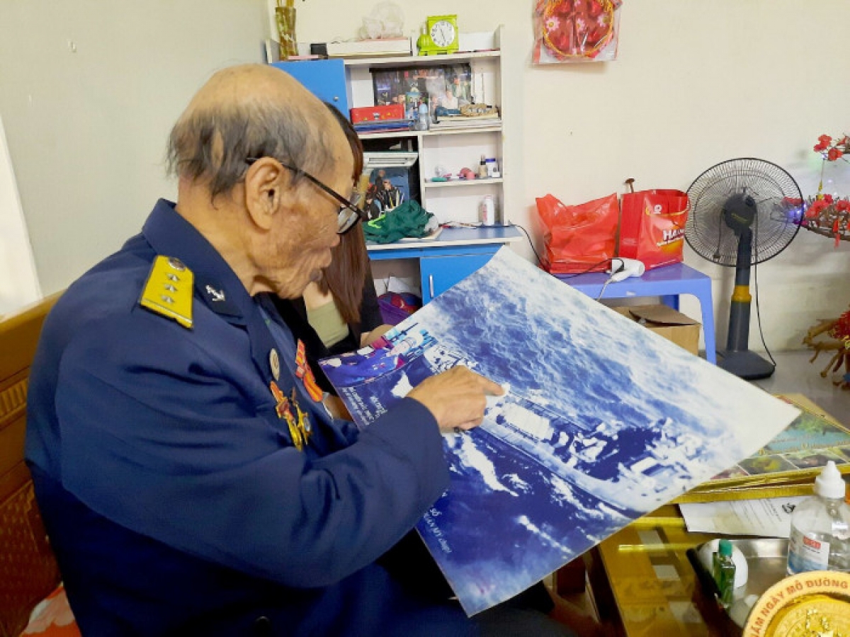 Ông Nguyễn Tài Lộc giới thiệu về con tàu của đơn vị mình những ngày vượt trùng dương chở vũ khí vào miền Nam
