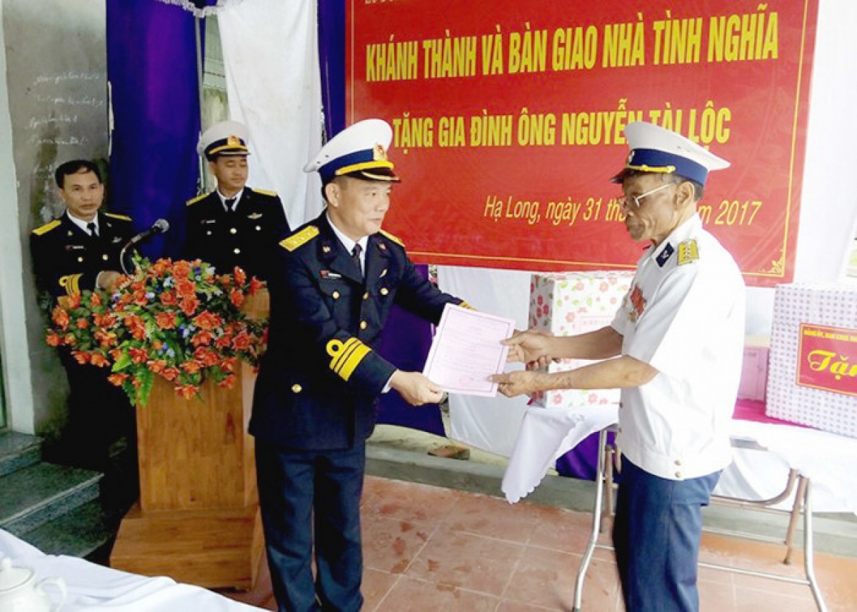 Nhiều cơ quan, đơn vị đến chúc mừng gia đình ông Lộc ngày tân gia