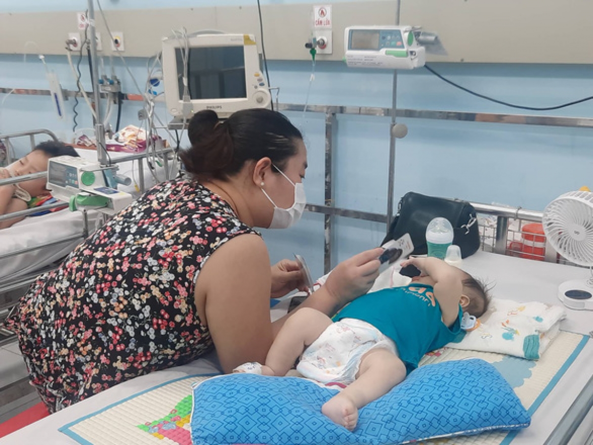 Bệnh nhi mắc sốt xuất huyết được điều trị tại Bệnh viện Nhi đồng 1, TP.HCM