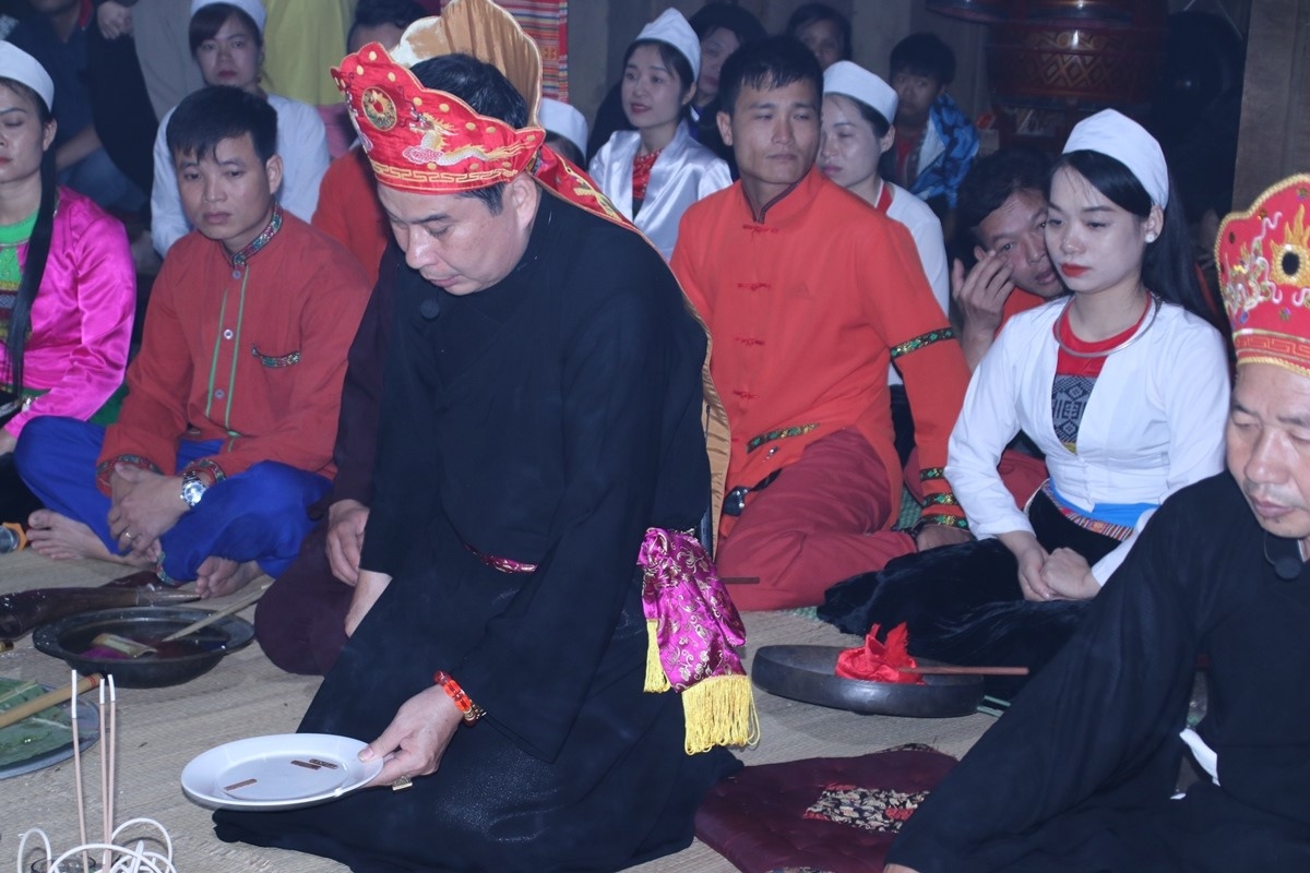 Nghệ nhân Ưu tú Bùi Văn Minh đang thực hiện một nghi lễ quan trọng