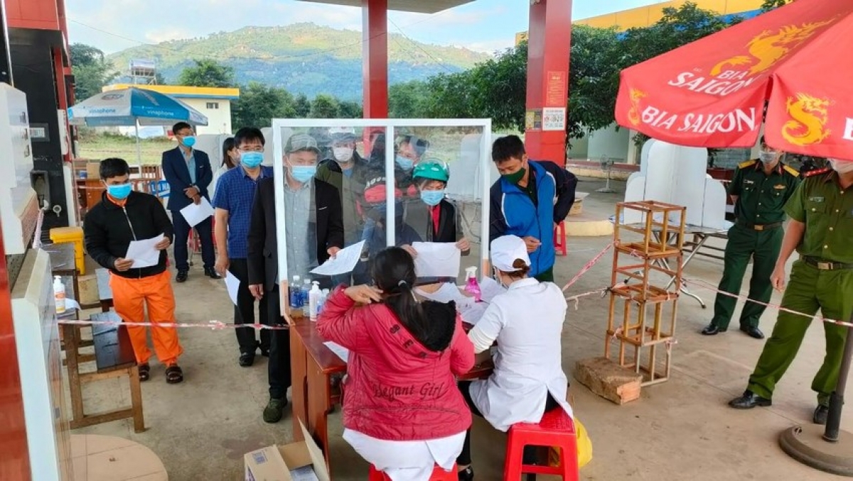 Kon Tum thu 'chênh' 5,5 tỉ đồng phí xét nghiệm nhanh COVID-19.